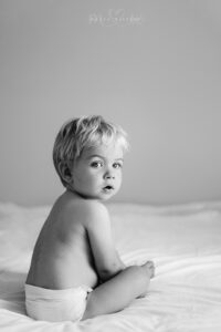 Photographe à domicile enfant noir et blanc