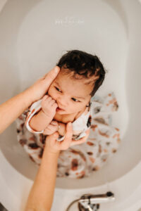 Photographe nouveau-né bain Charente