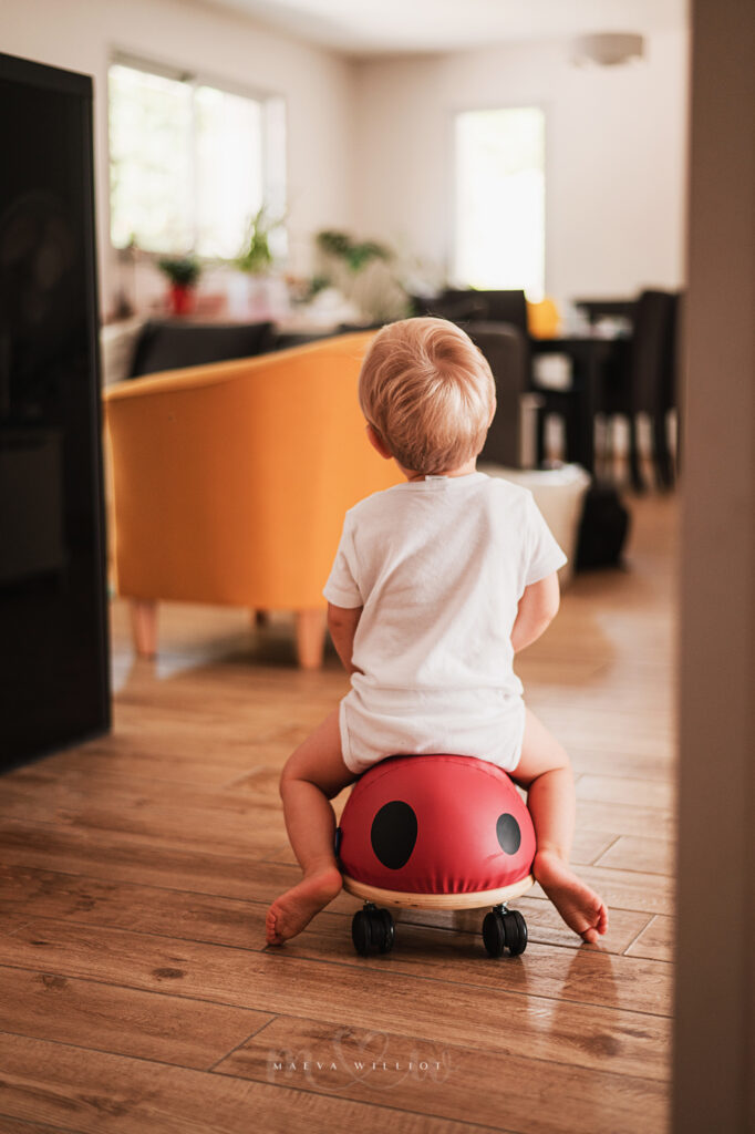 Séance photo enfant à la maison